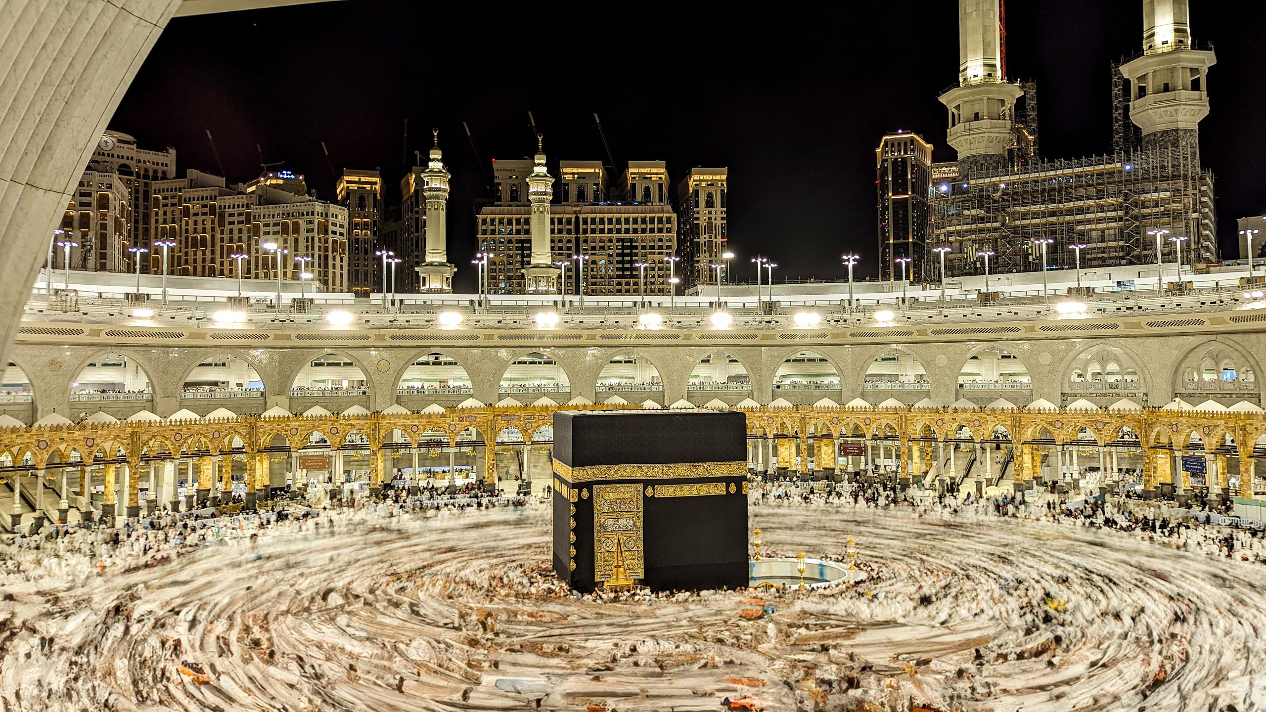 Suasana Ka'bah dan Masjidil Haram Makkah di Malam Hari